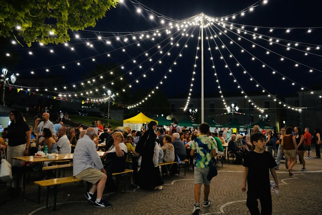 Piazza IV Novembre illuminata durante la Fiesta: Perché Restare