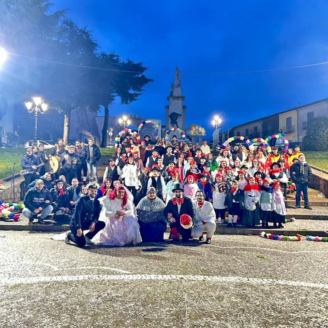 Gruppo in maschera della Zeza di Montemiletto in Piazza IV Novembre